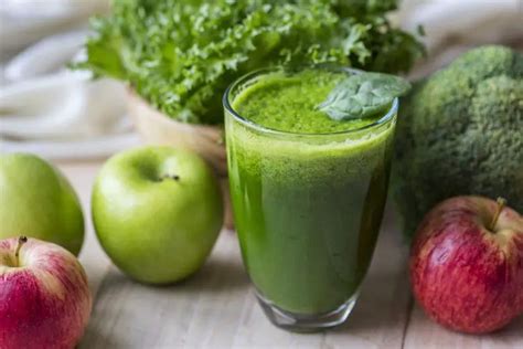 Receita de Suco detox para desinchar couve ameixa e maçã Comida