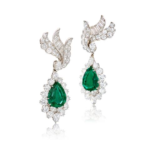 Pair Of Emerald And Diamond Pendent Ear Clips 梵克雅寶 1147 及 1140克拉「哥倫比亞」祖母綠 配 鑽石 耳墜一對