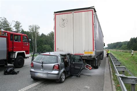 Tragiczny Wypadek Na A W Knurowie Auto Wbi O Si Pod Ci Ar Wk