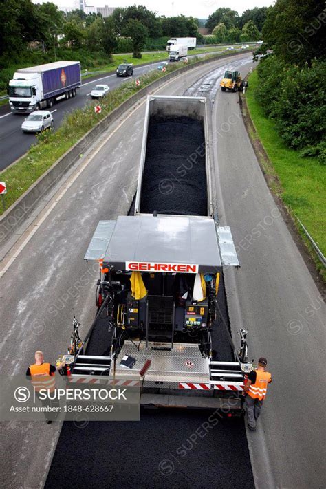 Applying A New Asphalt Surface Silent Tarmac Porous Asphalt Noise