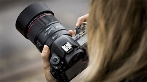 9 Best Canon Lenses For Portraits: Reviews & Guide