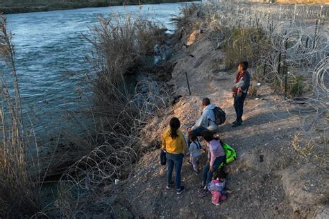 Derrota de Biden Justiça dos EUA autoriza Texas a prender imigrantes