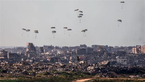 Gaza City Lancio Difettoso Di Aiuti Umanitari Dal Cielo Palestinesi