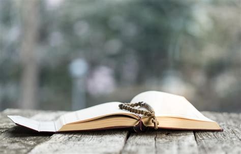 La Cruz De Madera Sobre La Biblia Abierta Sobre Una Mesa De Madera Con