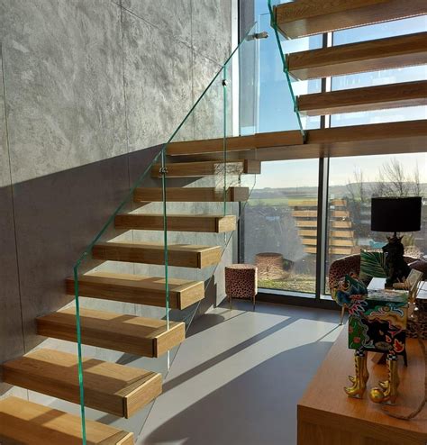 Straight Mono Stringer Staircase Indoor Steel Staircase With Glass