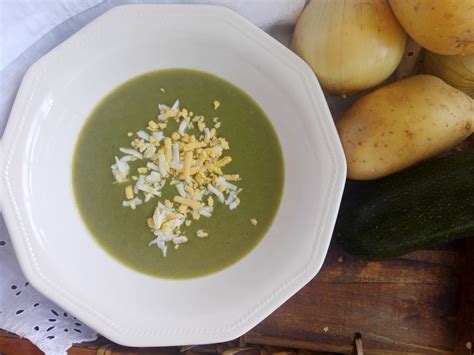 Puré de calabacín con huevo cocido en Thermomix Sopas y cremas