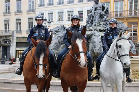 Des Policiers Cheval D Ploy S Rennes Pour Le Match Stade Rennais