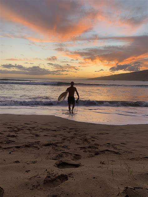 Maui sunset surf 🤙🏼 : r/surf