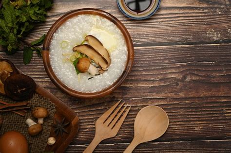 Gachas De Arroz Con Huevo Cocido Suave Shiitake Rebanada De Champi N