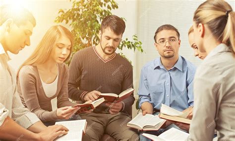 Grupo De Personas Leyendo El Libro De La Biblia Juntos Foto Premium