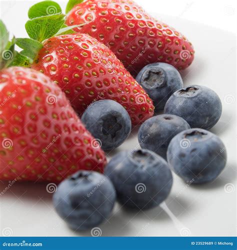 Erdbeere Und Blaubeeren Stockbild Bild Von Nachricht 23529689