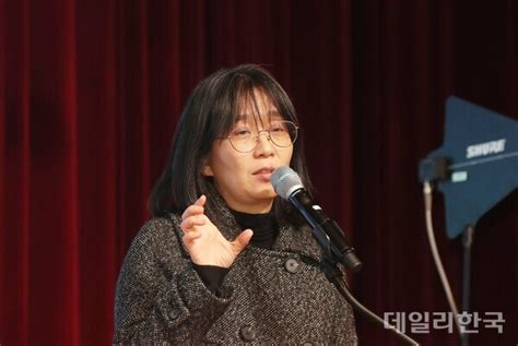 제9회 세계한글작가대회강연하는 소설가 한 강