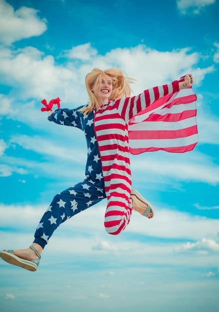 Mujer feliz sosteniendo la bandera de los estados unidos de américa y