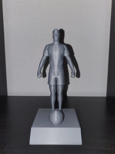 Fichier STL gratuit CR7 avec ballonDesign pour impression 3D à