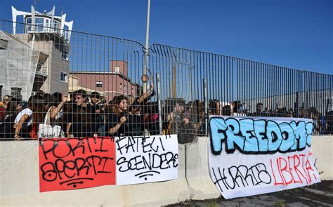 Migranti A Catania I Della Humanity Chiedono Asilo Senza