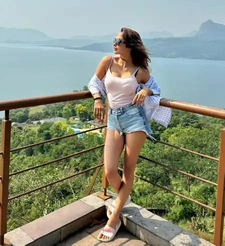 Akriti Singh Top 20 Hot Pics And Photo