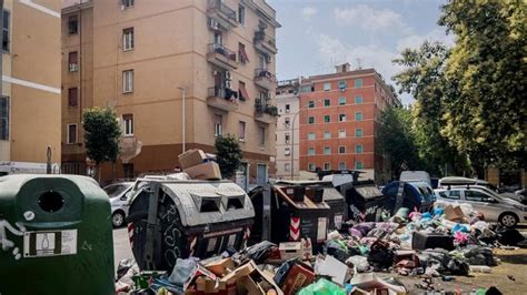 Roma Linvasione Dellimmondizia Mille Tonnellate Di Rifiuti Per