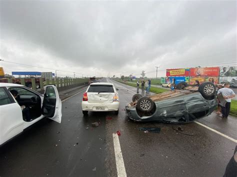 Engavetamento E Carro Capotado Na Br Em Ararangu Esportes