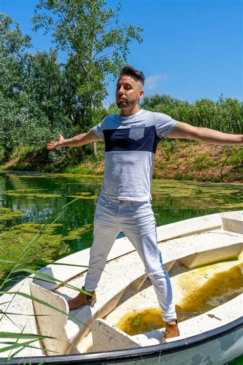 Joven Con Pantalones Blancos Y Estilo Moderno Posando En El Estanque De