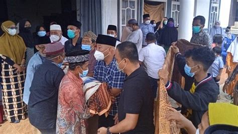 Jenazah Mantan Bupati Lampung Timur Satono Tiba Di Rumah Duka