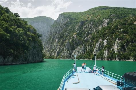 Vista desde el ferry en el lago komani un barco turístico supera al