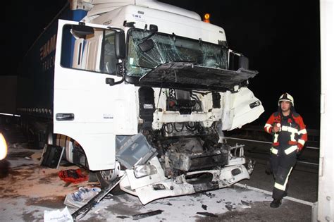 Schwerer Unfall Auf A9 Bei Manchning Vier Lkw Krachen Zusammen