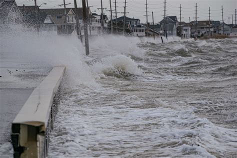 Ragin’ Bay: Coastal Storm Whips Up Wild Waves on the Bayfront – Toms ...