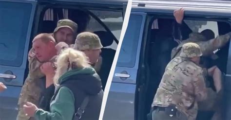 Задержание ТЦК - в Одессе мужчину затолкали в бусик в Одессе — УНИАН