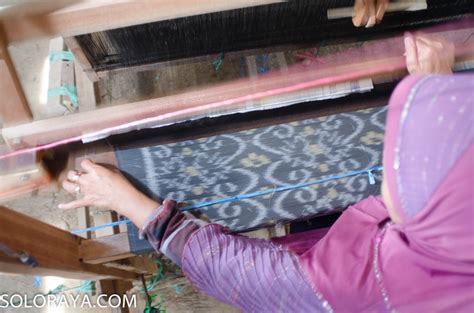 Melihat Proses Pembuatan Tenun Ikat Tradisional Galeri Foto Berita