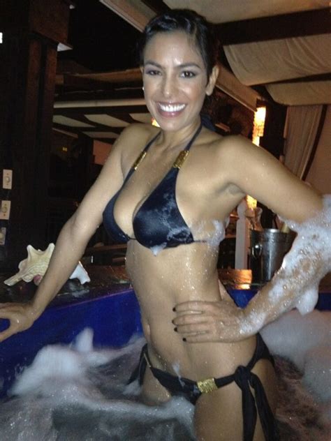 4 Hot Sexy Isaura Taveras Bikini Pics