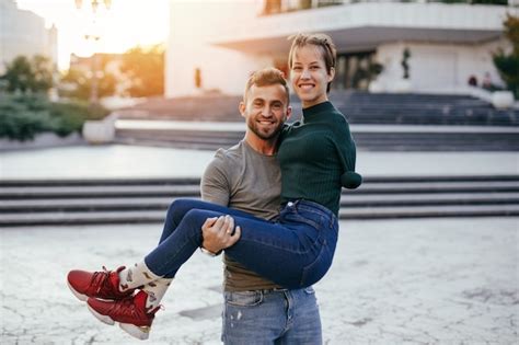 Rela O Rom Ntica Entre Jovem Deficiente Nascida Sem Bra Os E O