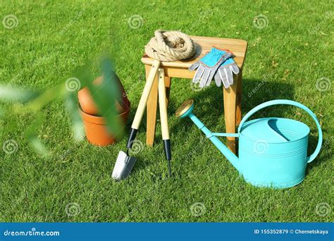 Sistema De Herramientas Que Cultivan Un Huerto Y Del Taburete En Verde