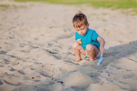 Chłopiec Bawi Się Na Plaży Dzieci Bawią Się Na Morzu Na Letnie