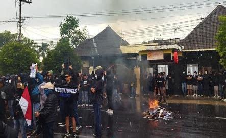 Demo Aremania Berujung Ricuh Massa Rusak Toko Resmi Arema FC