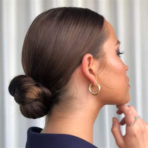 Sleek Bun stylen à la Hailey Bieber So schnell gelingt Ihnen