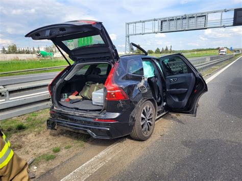 Wypadek Na Autostradzie A Zderzenie Mercedesa Z Volvo Dwie Osoby Ranne