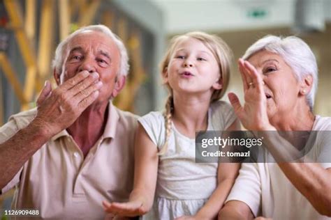 Grandma And Grandpa Kissing Imagens E Fotografias De Stock Getty Images