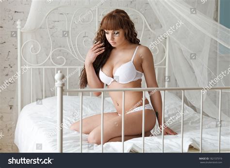 Sexual Woman Lying Naked Bed Foto Stok 182137319 Shutterstock
