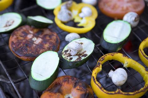 Veh Culos Asados A La Parilla Verduras En El Estante Verduras En El