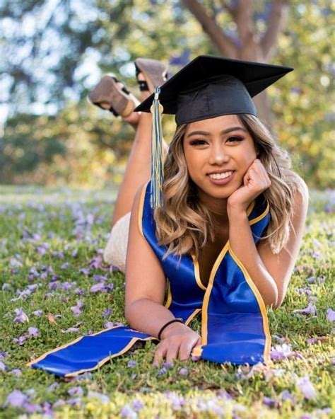 Prompt And Pose Ideas For College Graduation Photo Shoot