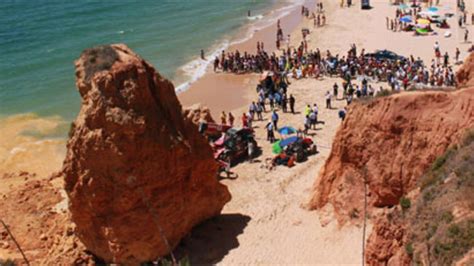 Felssturz Am Urlauber Strand Tote