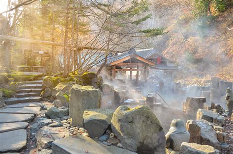 Outdoor hot spring with stone walking path, Onsen in japan in Autumn ...