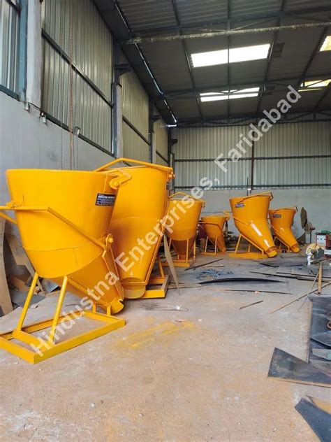 Tower Crane Banana Concrete Bucket With Hose Pipe Arrangement Capacity