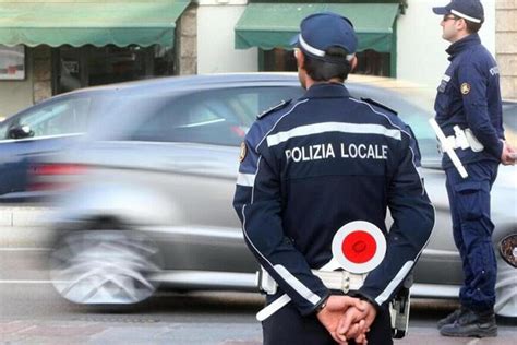 Modena Ubriaco Scappa In Scooter All Alt Della Polizia Fermato E