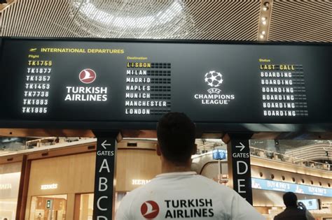 UEFA Champions League Turkish Airlines met en scène Ronaldinho Cafu