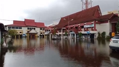 Jalan Raya Dan Perkantoran Di Kota Banjarmasin Masih Terendam Banjir