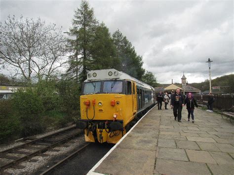 50015dh 50015 Valiant At Rawtenstall Station Paul Martin Flickr