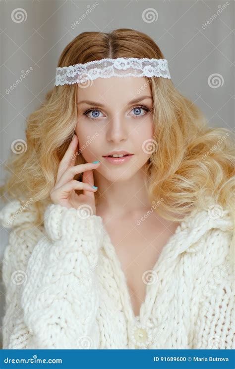 Um Retrato Muito Delicado Do Louro Bonito Da Menina Com Olhos Azuis Mim Foto De Stock Imagem