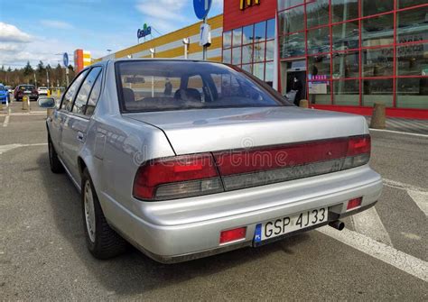 Viejo Clásico Japonés Sedan Coche Nissan Maxima Aparcado Imagen