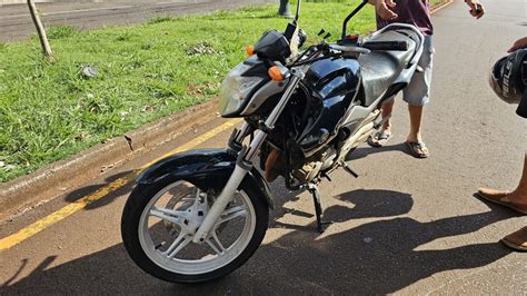 Motociclista fica ferido após cair ao se enroscar em fios arrebentados